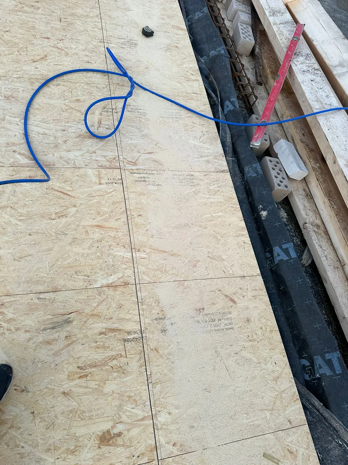 OSB-Platte auf der Dachfläche während der Zustandsprüfung