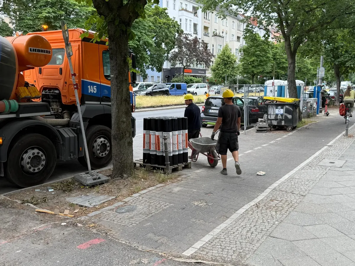 Anlieferung von Wartungsmaterial für die Dacharbeiten in Berlin