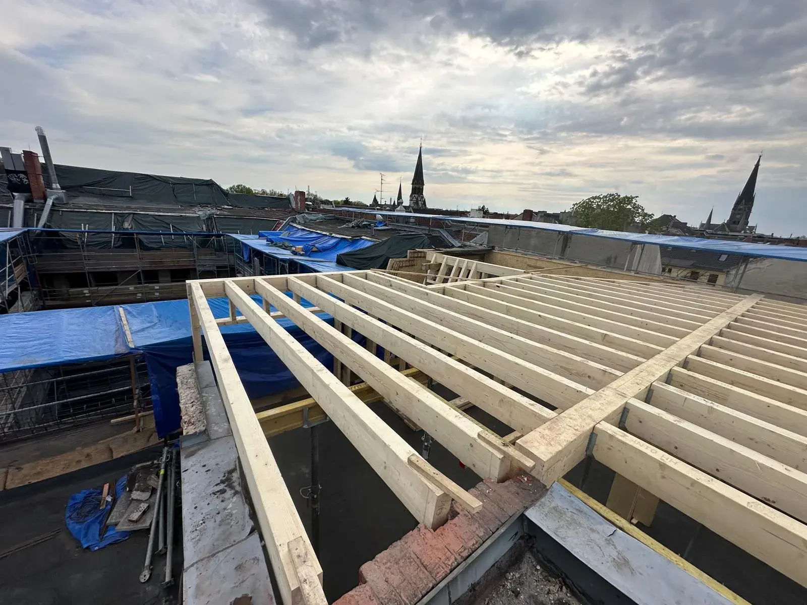 Neue Dachbalken mit Blick auf Berliner Kirchtürme
