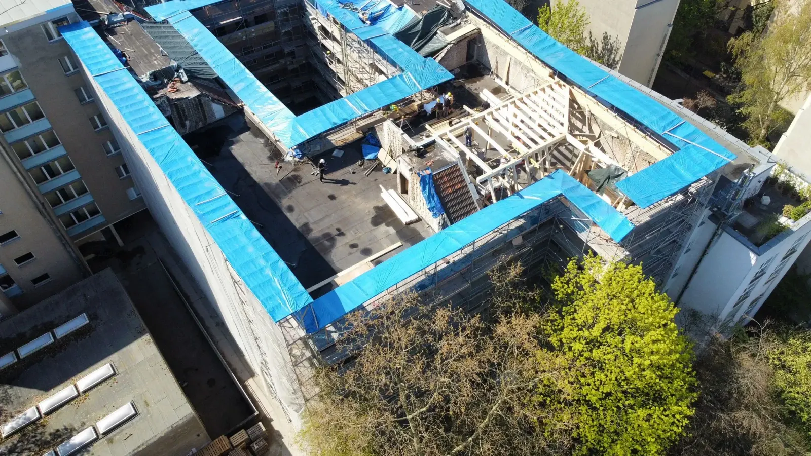 Drohnenaufnahme eines neuen Dachstuhls an einem Schulgebäude in Berlin