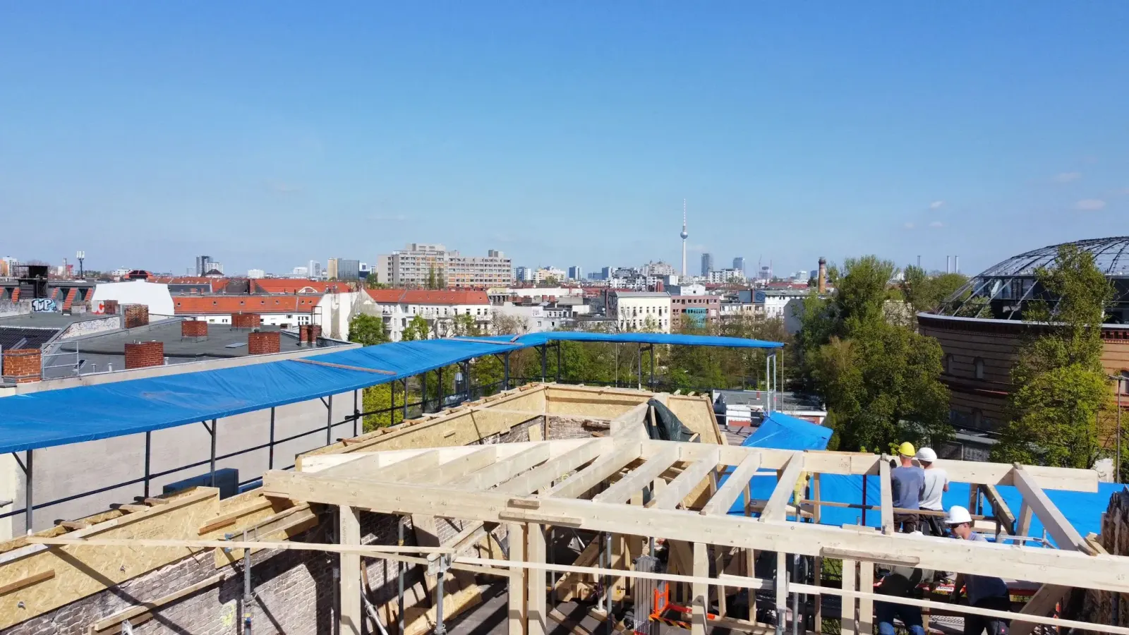 Neuer Holzrahmen-Dachstuhl mit Berliner Fernsehturm im Hintergrund