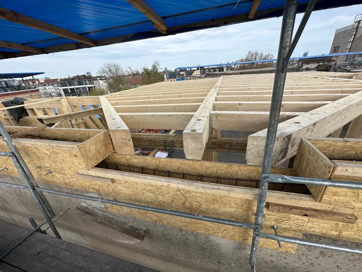 Übersicht eines neuen Dachstuhls mit Schalung und Blick über Berliner Dächer