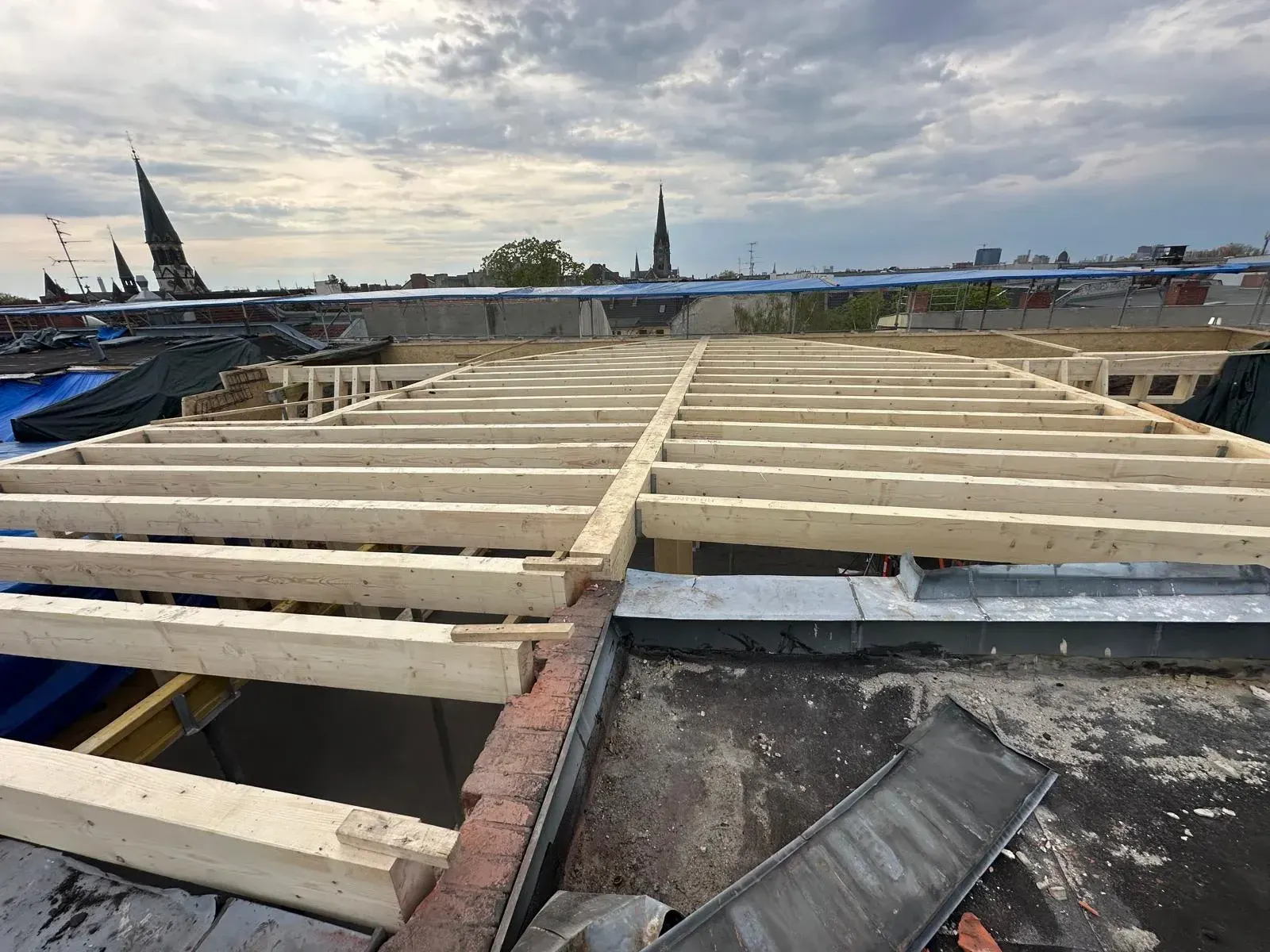 Neuer Walmdachstuhl mit Blick auf Berliner Kirchtürme