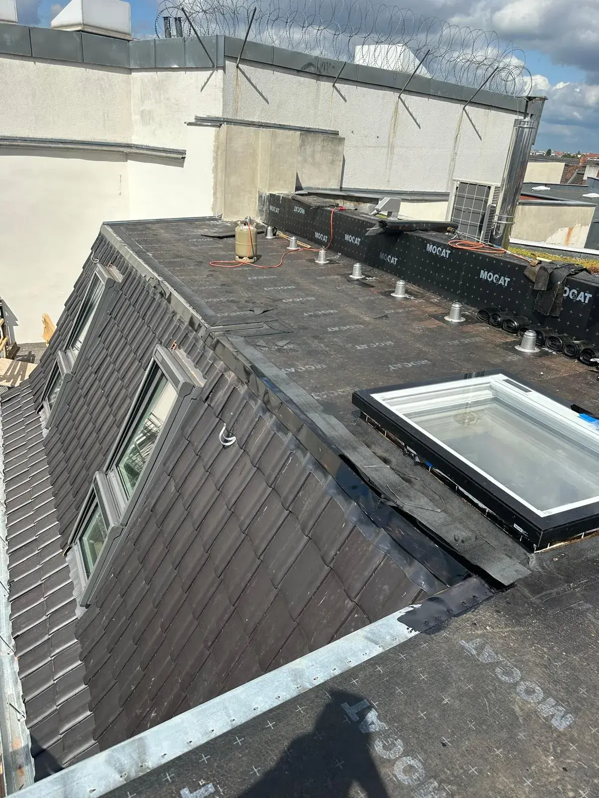 Klempnerarbeiten – Blechanschluss an bestehender Dachkonstruktion