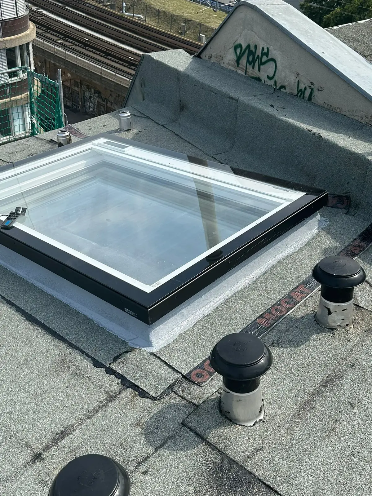 Klempnerarbeiten – Detailaufnahme einer Dachrand-Blechabdeckung