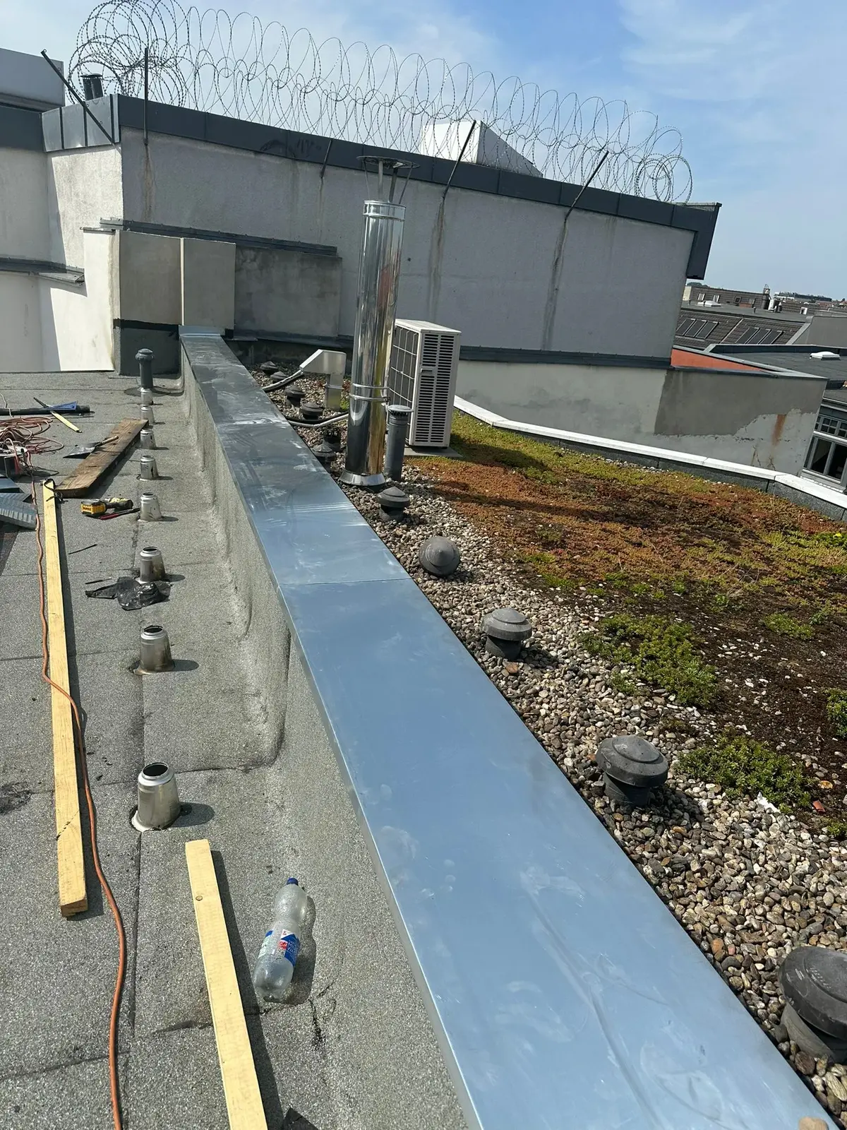 Klempnerarbeiten – Kontrolle der Dachrand-Blechabdeckung