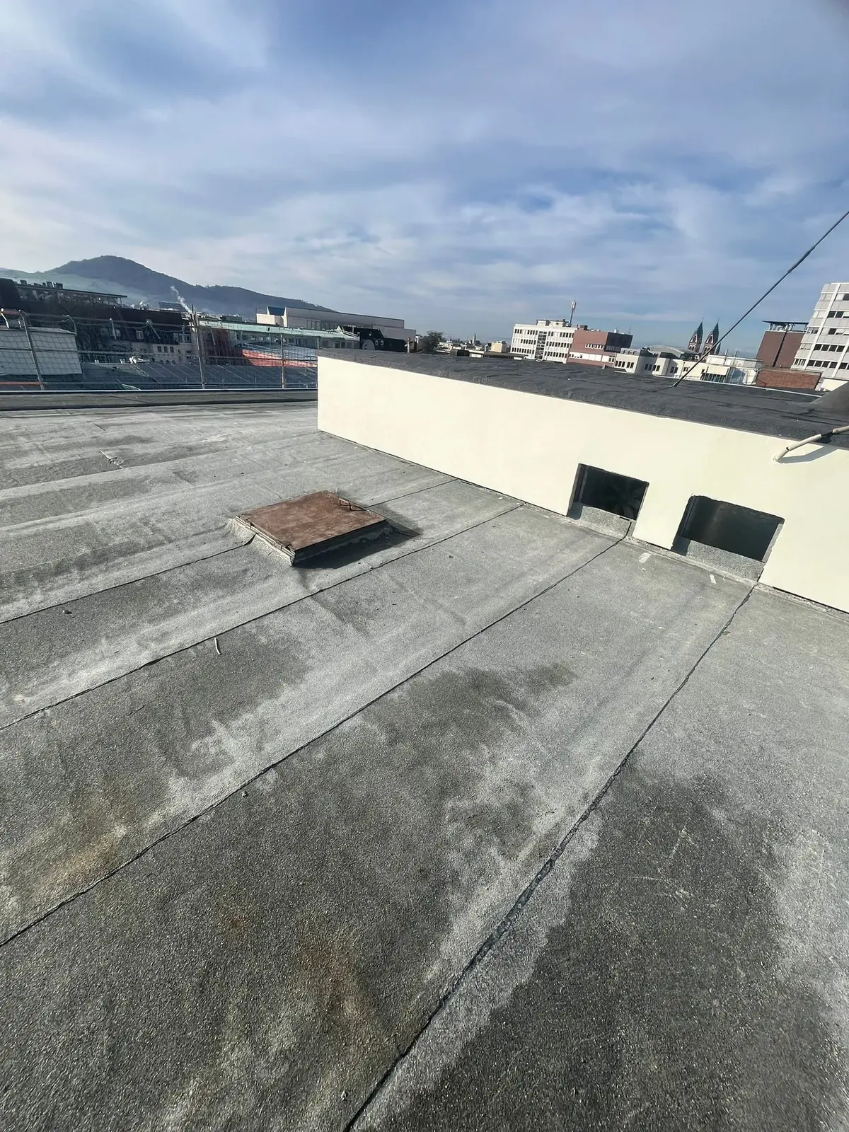 Klempnerarbeiten – Flachdachrand mit Blechdetail