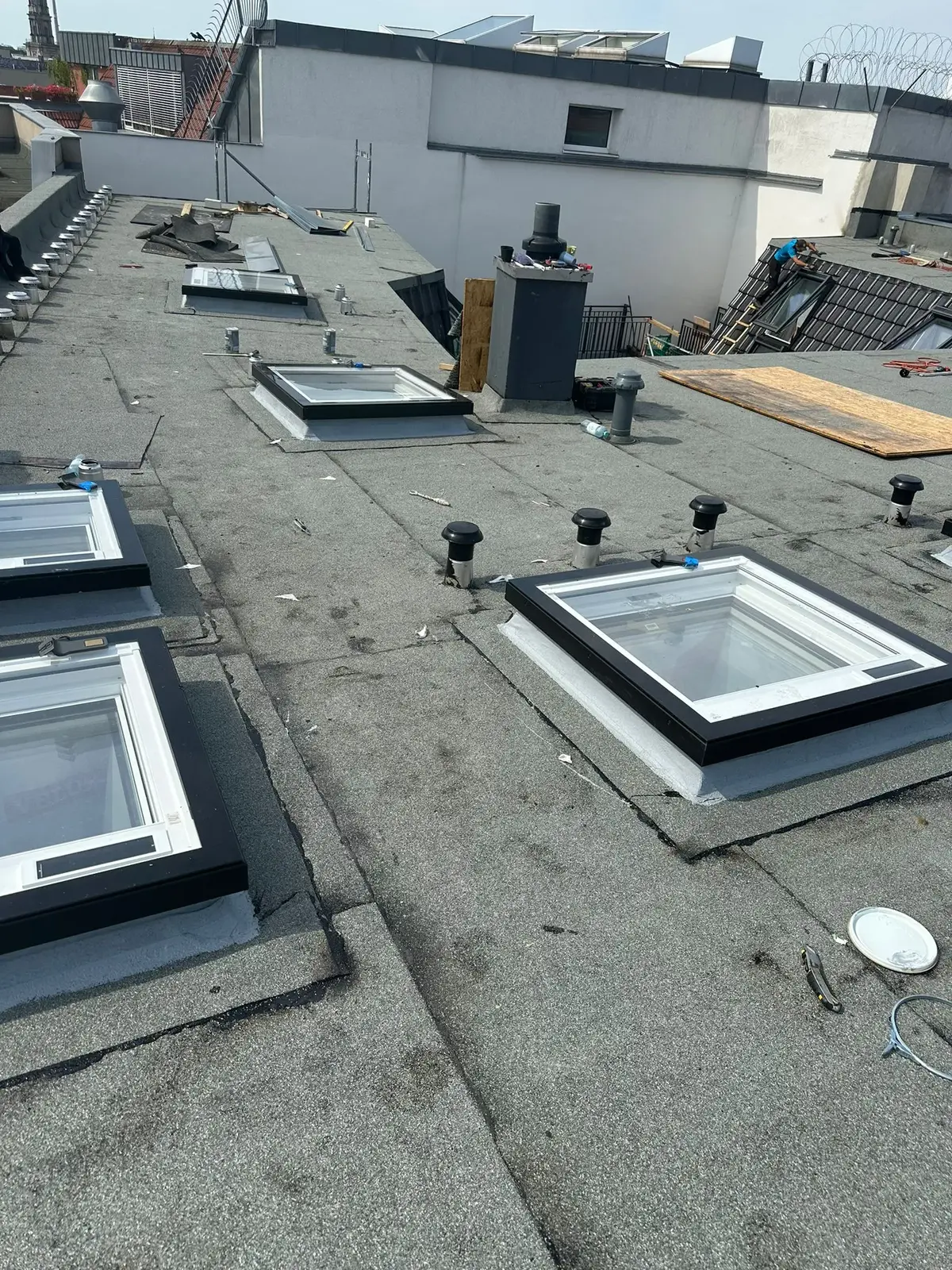 Klempnerarbeiten – Mehrere Lichtkuppeln auf einem Flachdach