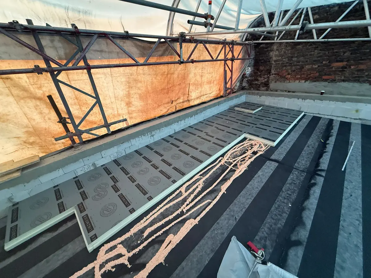 Dachkonstruktion im Rohbau als Vorbereitung für die Neueindeckung