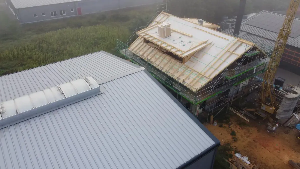 Neueindeckung eines Daches in der Gesamtansicht