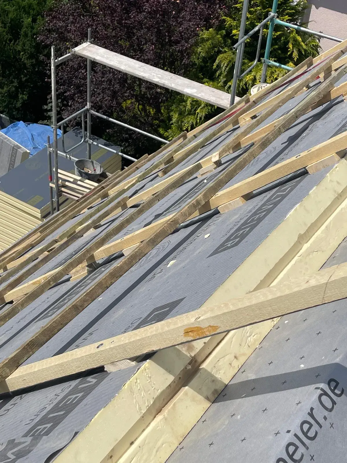 Ausrichtung der Unterkonstruktion für die Neueindeckung