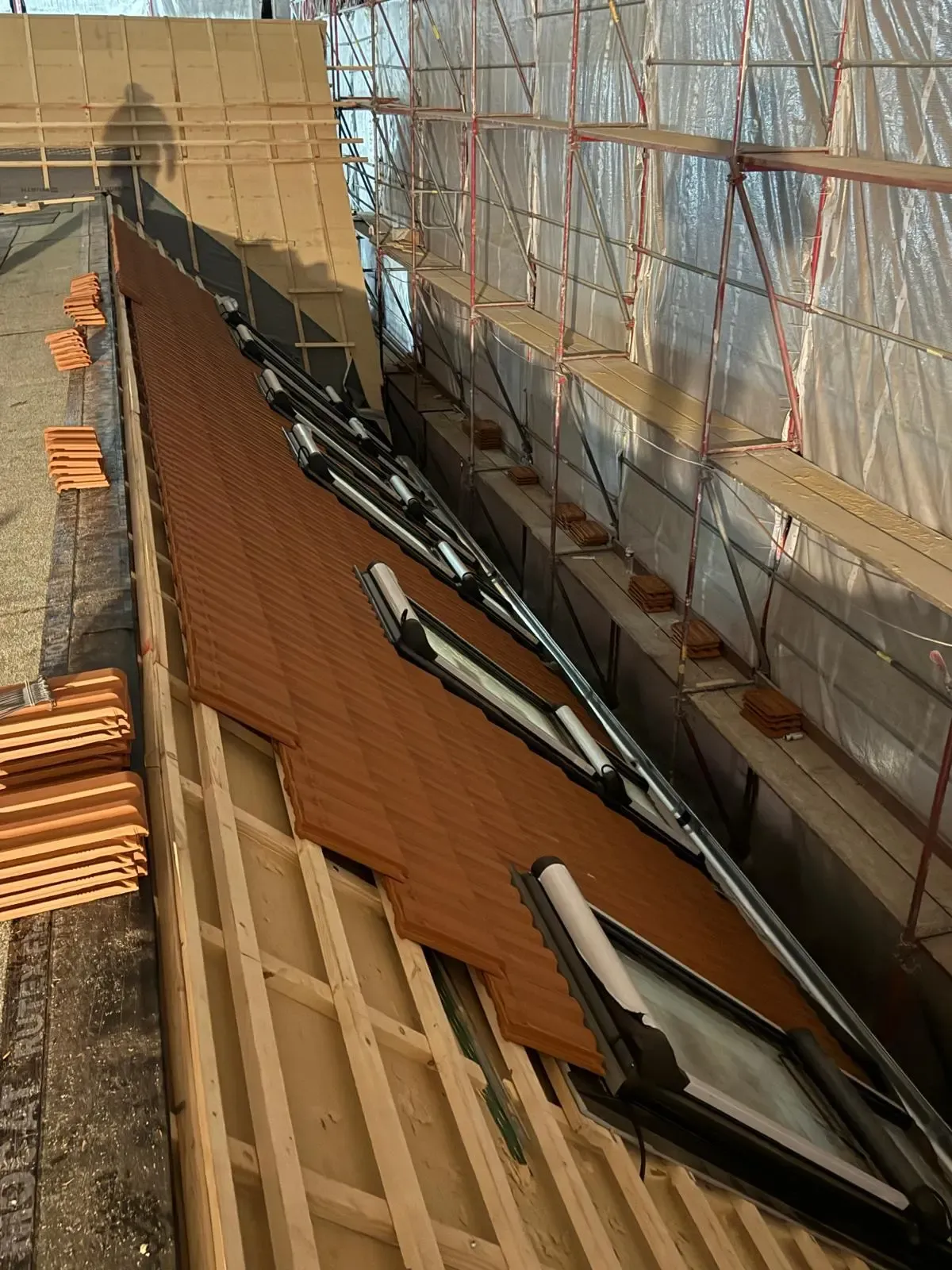 Montage von Tondachziegeln und VELUX-Dachfenstern bei einer Neueindeckung