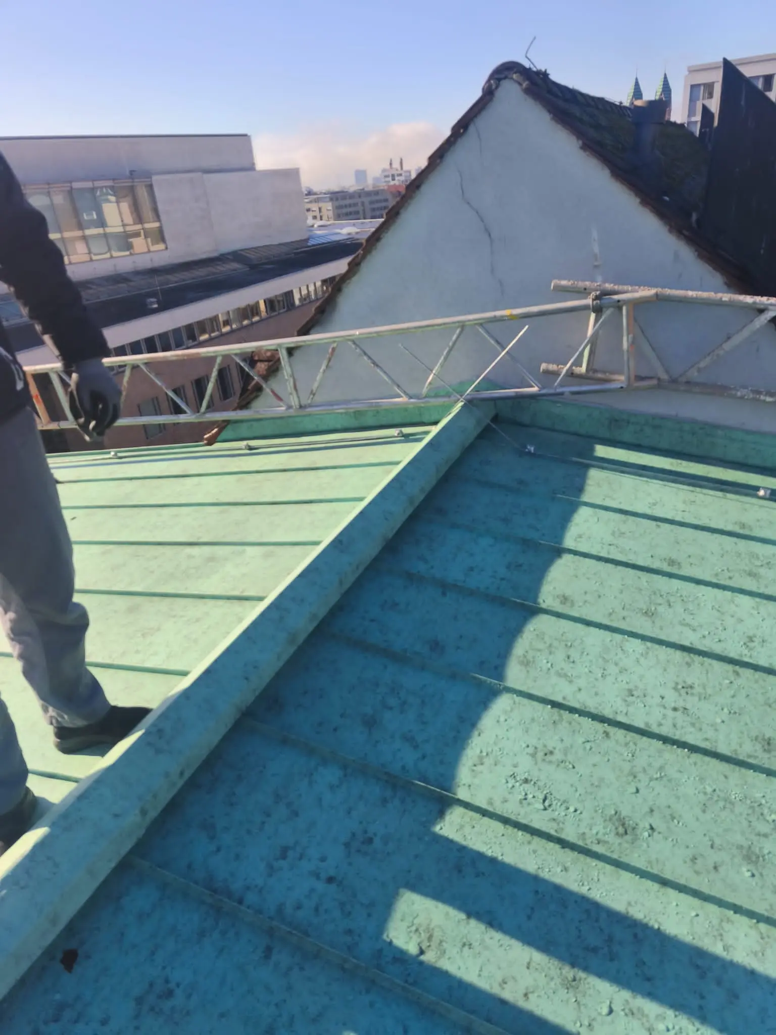 Detailarbeit am Dachanschluss: sauber ausgeführter Übergang und dichte Einbindung