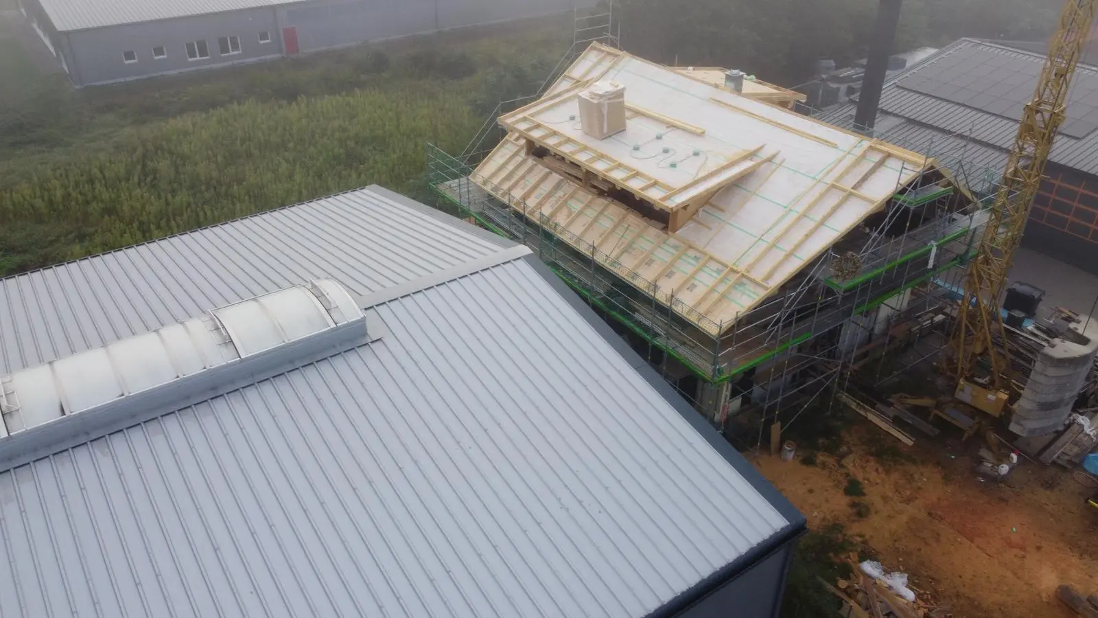 Gesamtansicht einer Dachfläche: Überblick über die ausgeführten Arbeiten