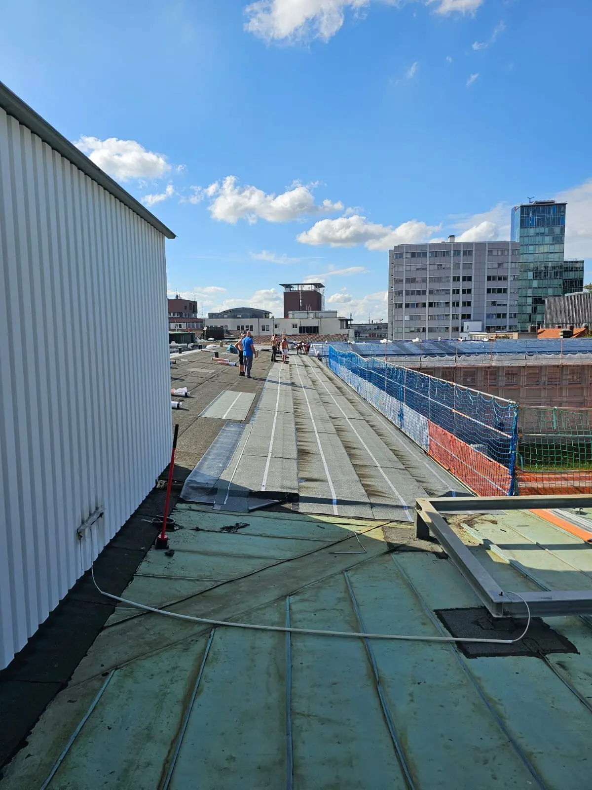 Dachfläche einer Gewerbehalle: große Fläche mit klaren Details