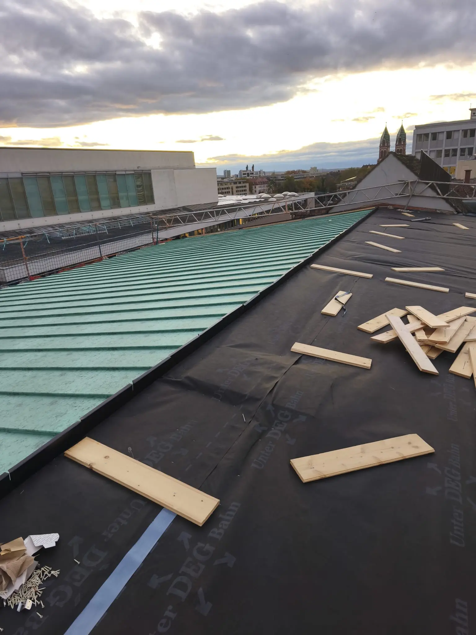 Dachkonstruktion an moderner Architektur: klare Linien und präzise Ausführung