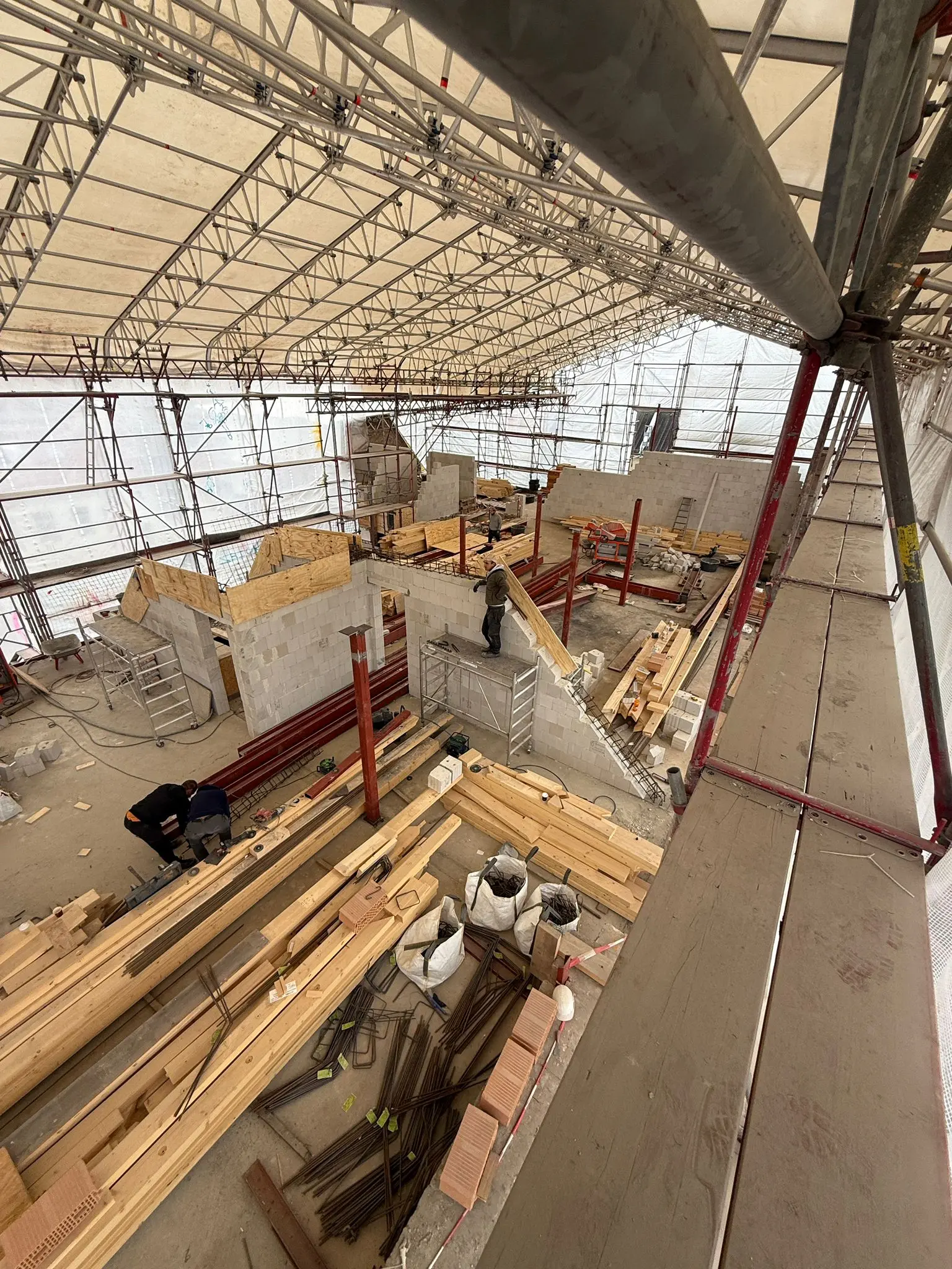 Dachmodernisierung im Bestand: geordnete Konstruktion und vorbereitete Anschlüsse