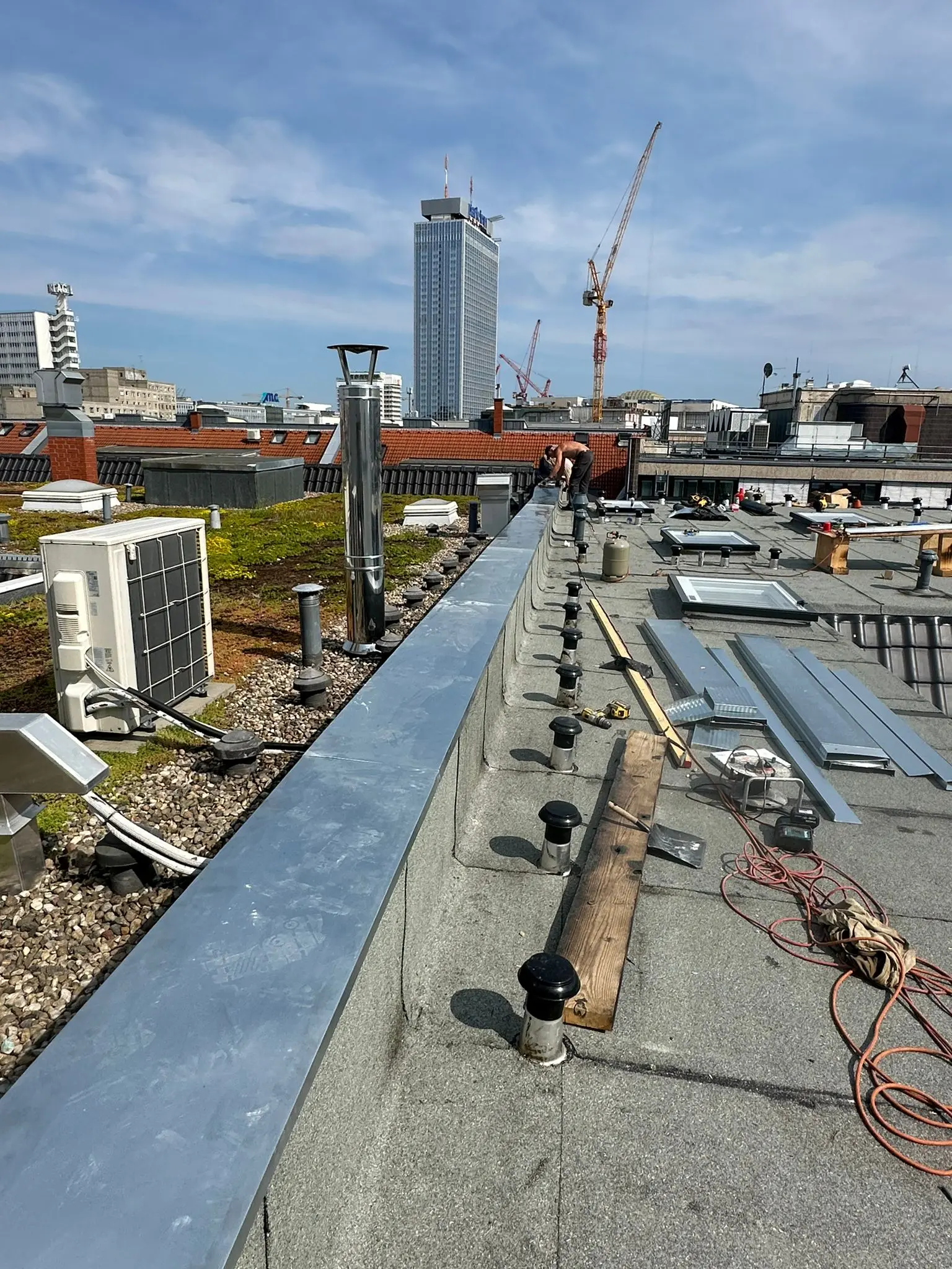 Dachsanierung: Abschlussarbeiten an der Dachfläche und an Details