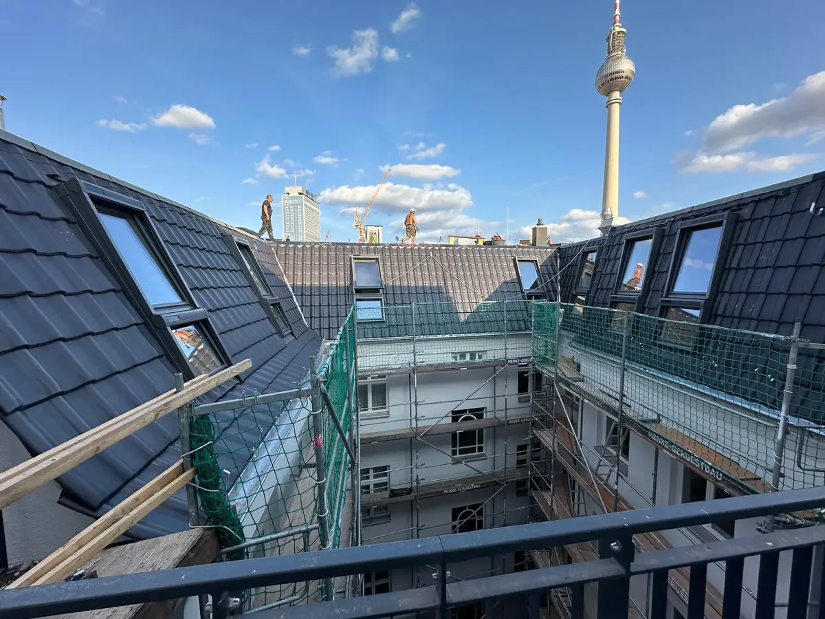 Neu eingebaute Dachfenster in den Gauben mit Blick auf den Berliner Fernsehturm