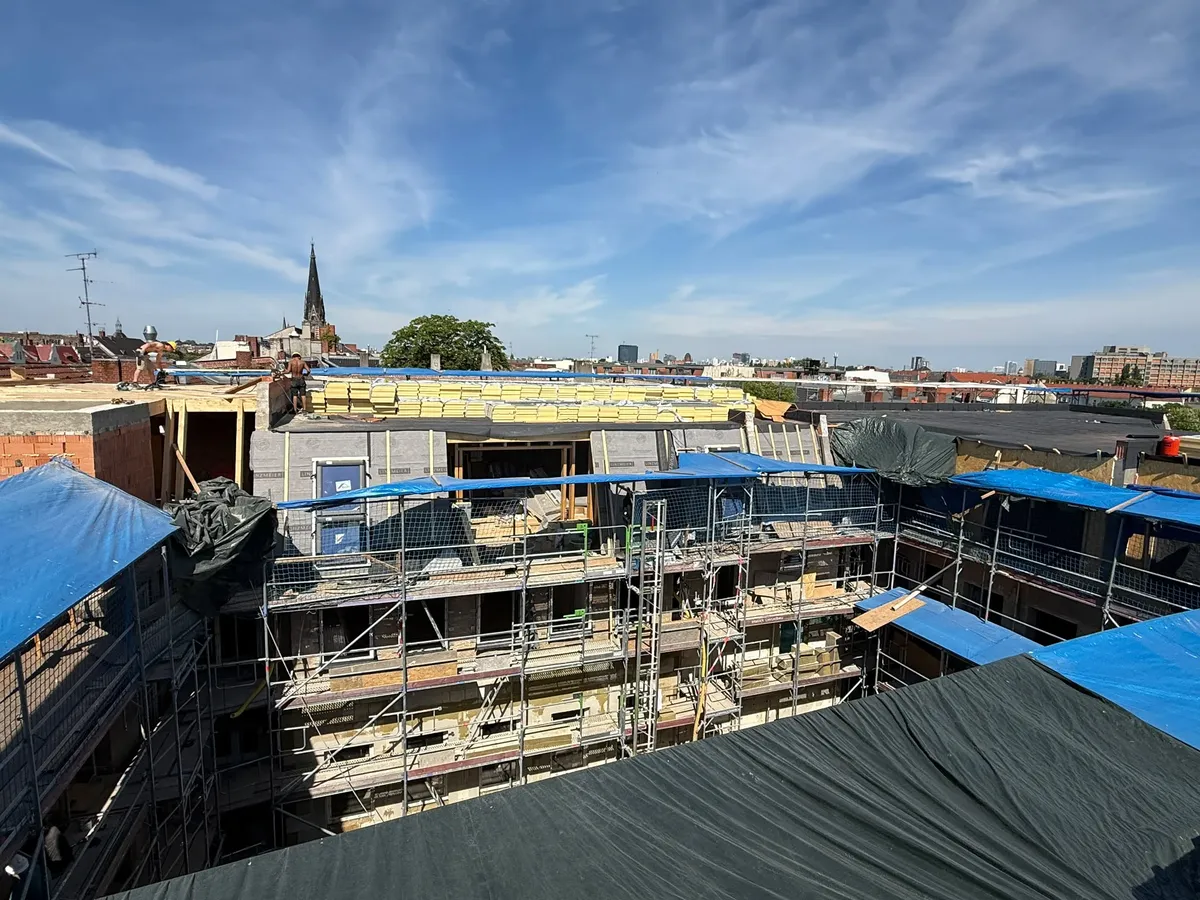 Luftaufnahme der Dachbaustelle mit Gerüst und Blick auf eine Berliner Kirche