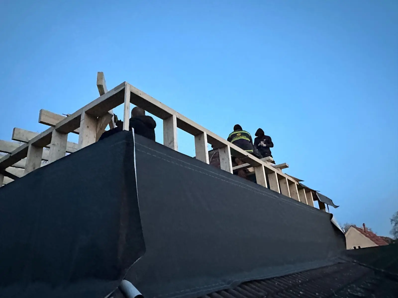 Fertiggestellte Dachsanierung: saubere Dachfläche und ordentliche Abschlüsse