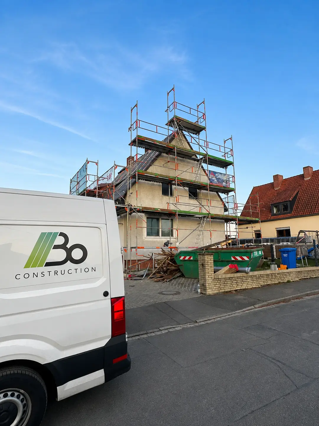 Firmenfahrzeug von Bo Construction vor dem sanierten Objekt