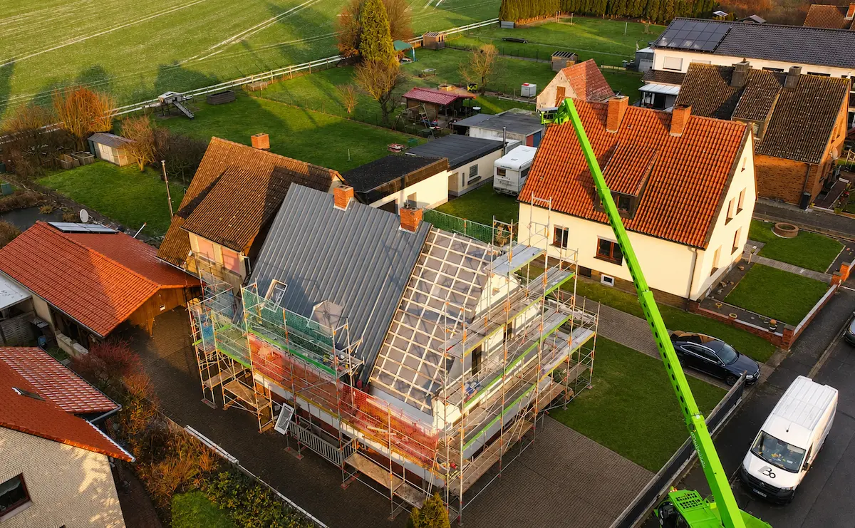 Luftaufnahme des Hauses während der Dachsanierung mit Hubarbeitsbühne