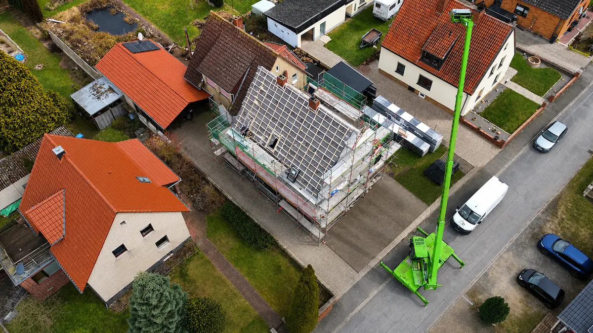 Luftaufnahme des Hauses vor Beginn der Dachsanierung