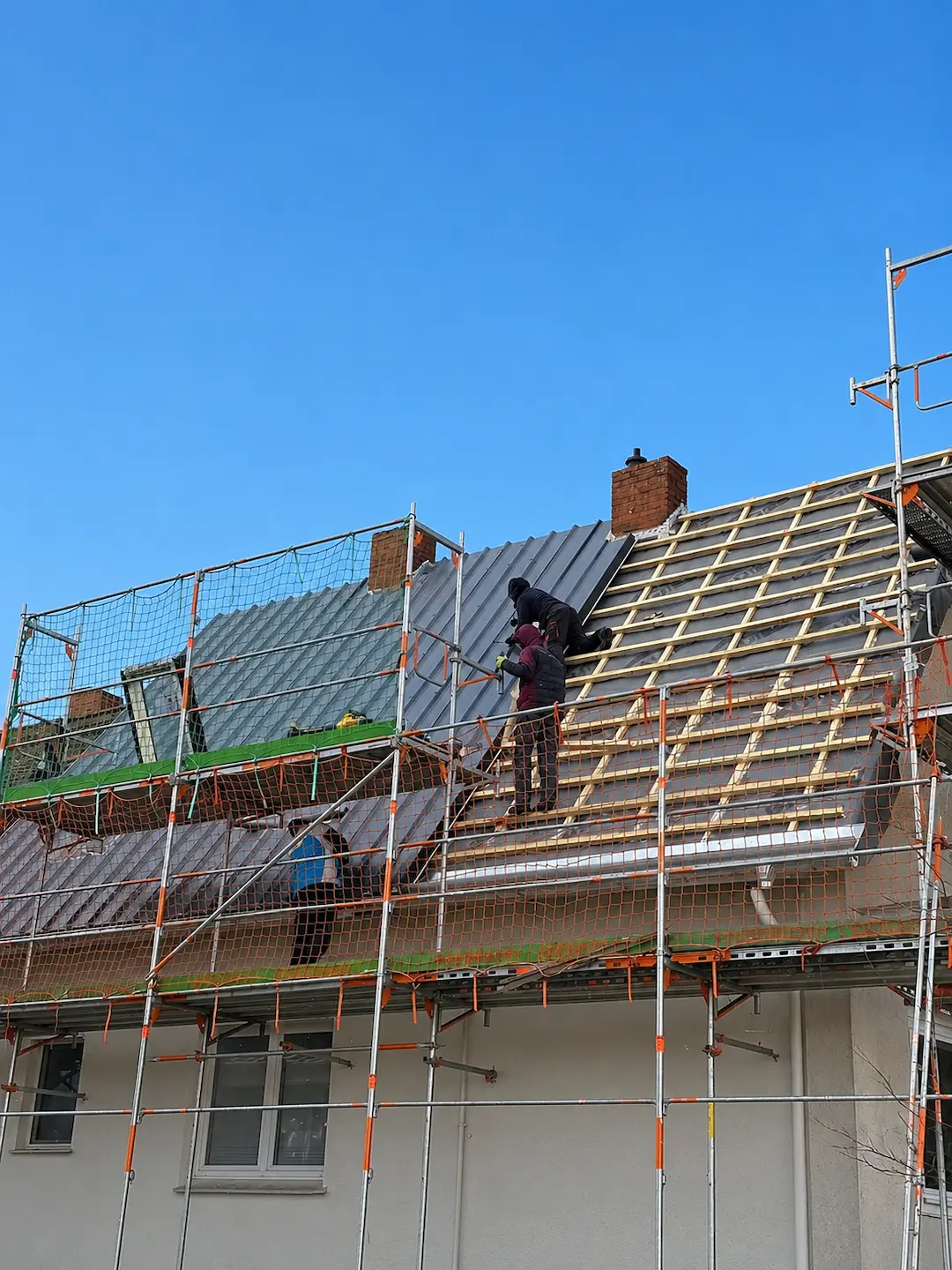 Handwerker bei der Sanierung der Dachkonstruktion