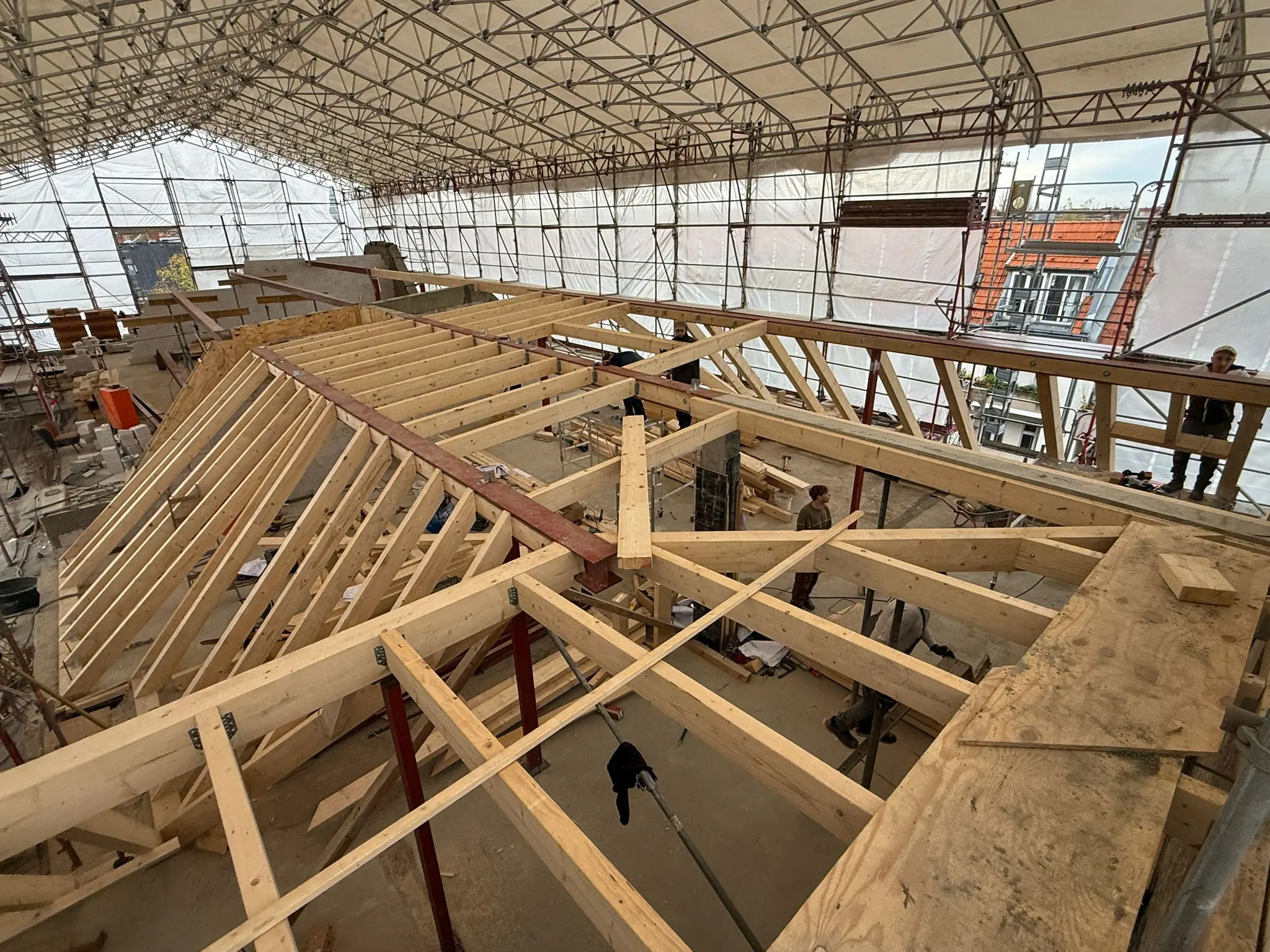 Dachstruktur mit langen Linien: gleichmäßige Fläche und klare Geometrie