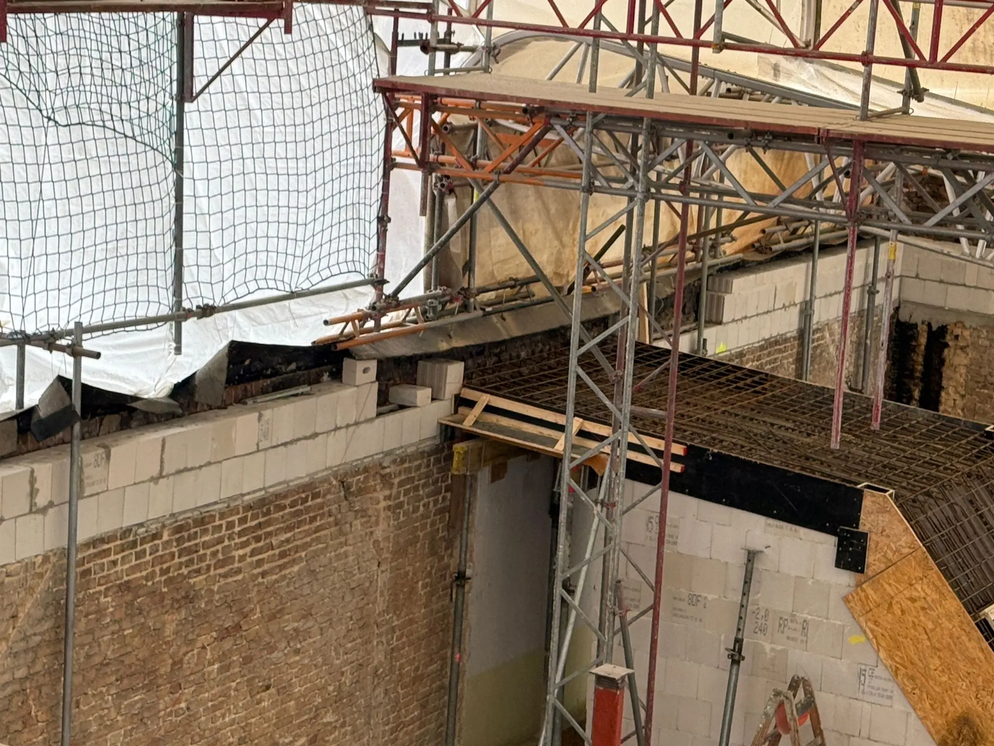 Klassische rote Dachziegel: sauberer Abschluss und ordentliches Deckbild