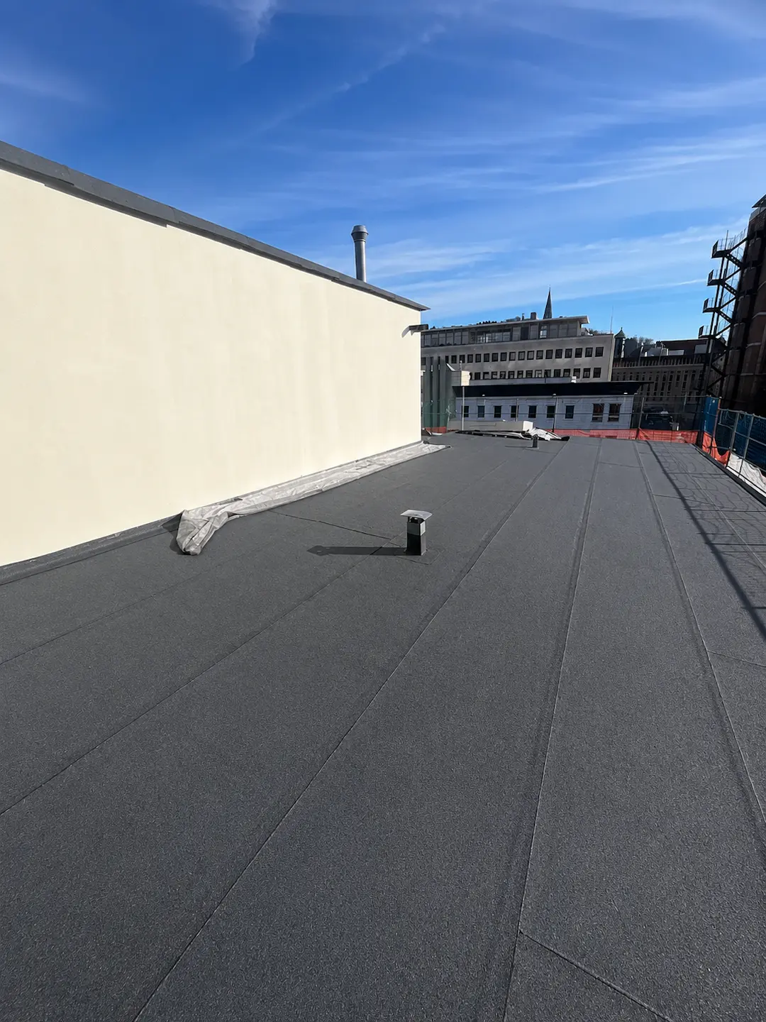 Fertig abgedichtete Flachdachfläche mit Blick über die Berliner Dächer