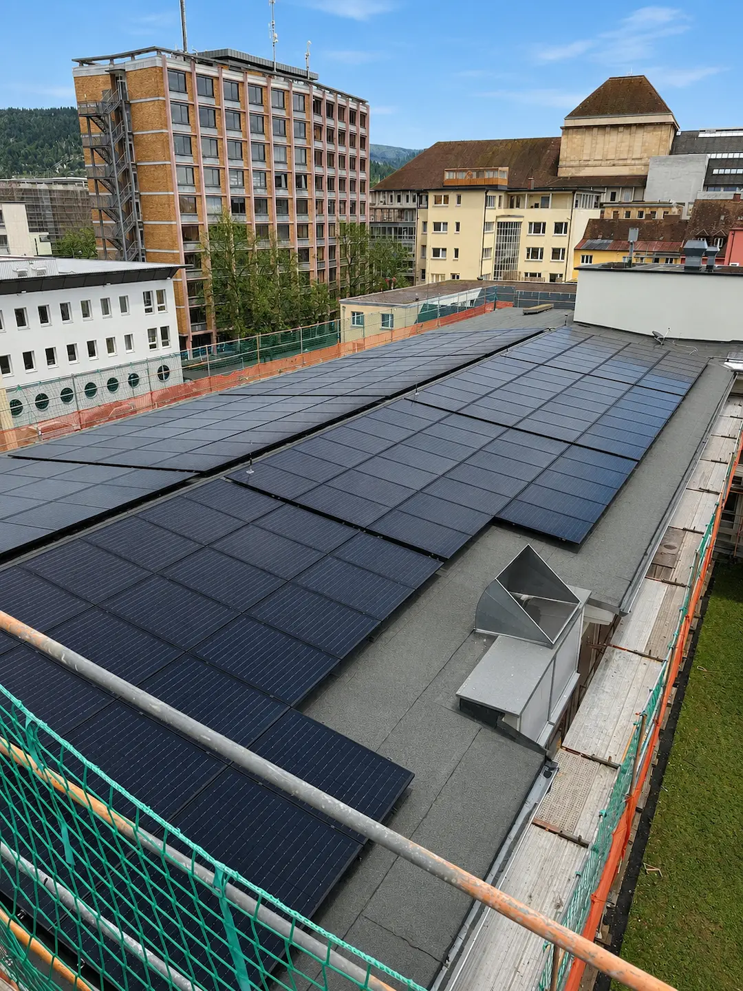 Flachdach mit montierten Photovoltaik-Modulen nach abgeschlossener Abdichtung