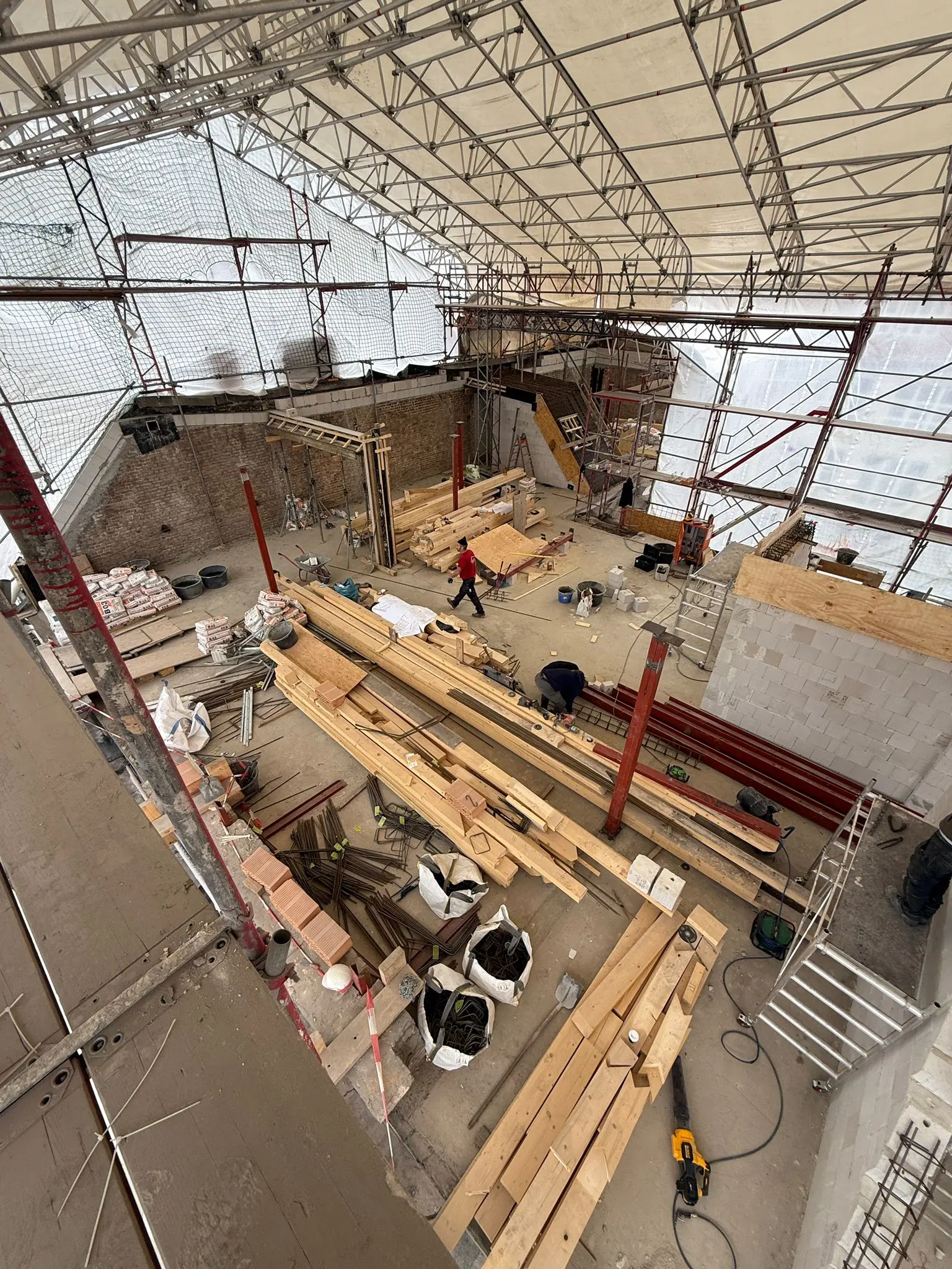 Flachdach im Neubau: vorbereitete Fläche für den weiteren Dachaufbau