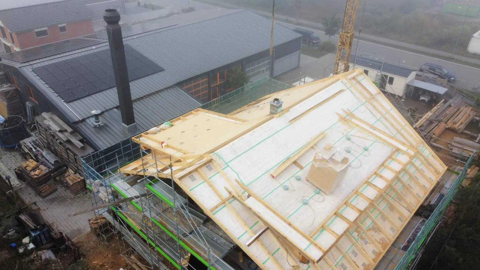 Großflächige Flachdachabdichtung mit gleichmäßiger Oberfläche