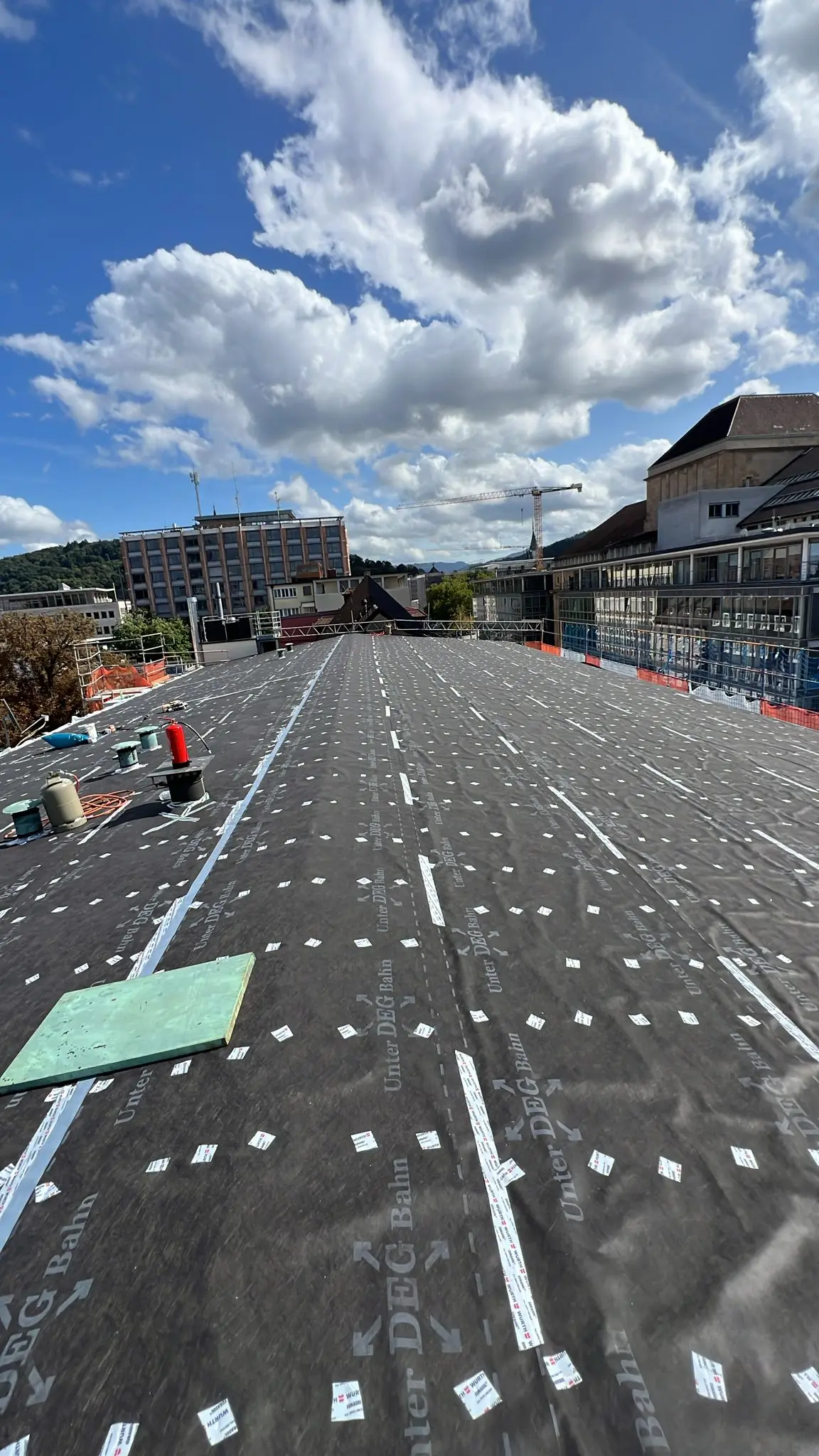 Großprojekt: Flachdacharbeiten an einem größeren Gebäude in Berlin-Brandenburg