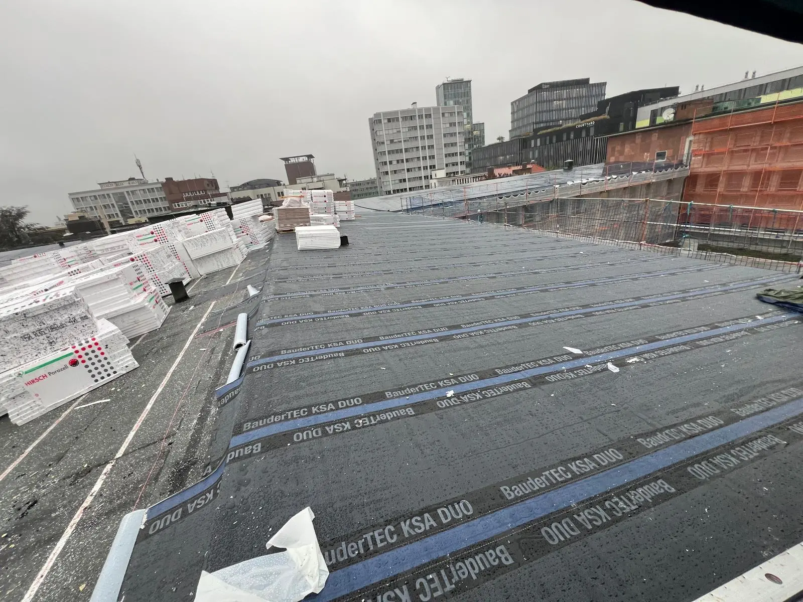 Moderne Flachdachkonstruktion mit sauberer Geometrie und klaren Linien