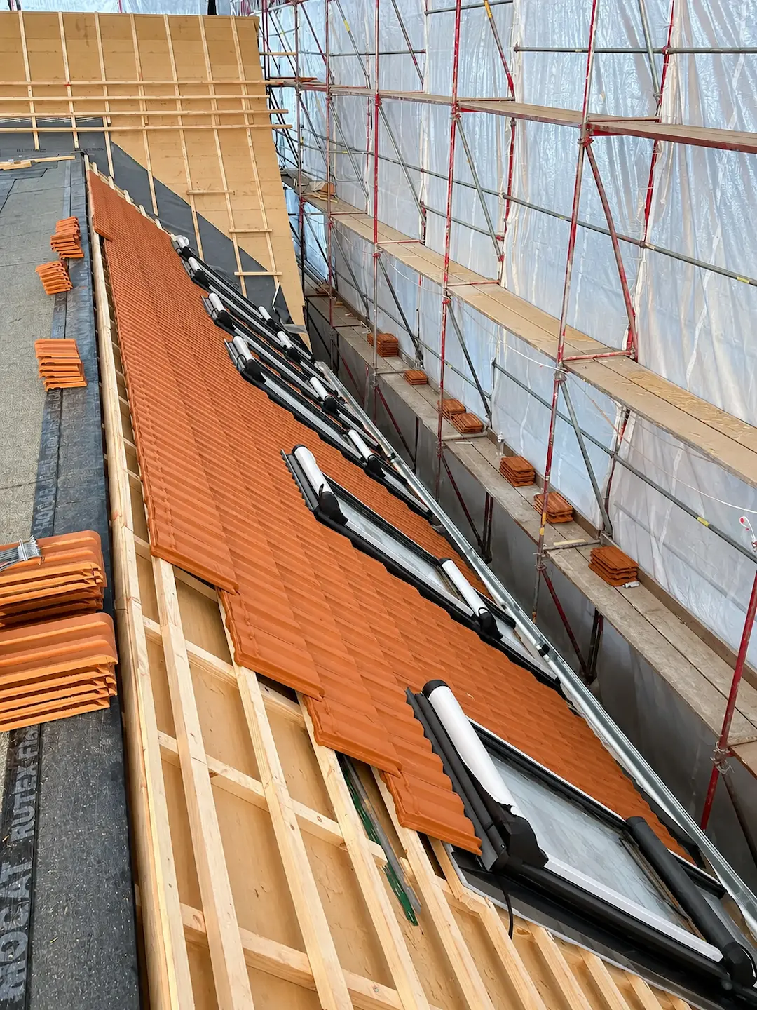 Lattung und Dacheindeckung mit neu eingebautem Dachfenster auf einem Steildach