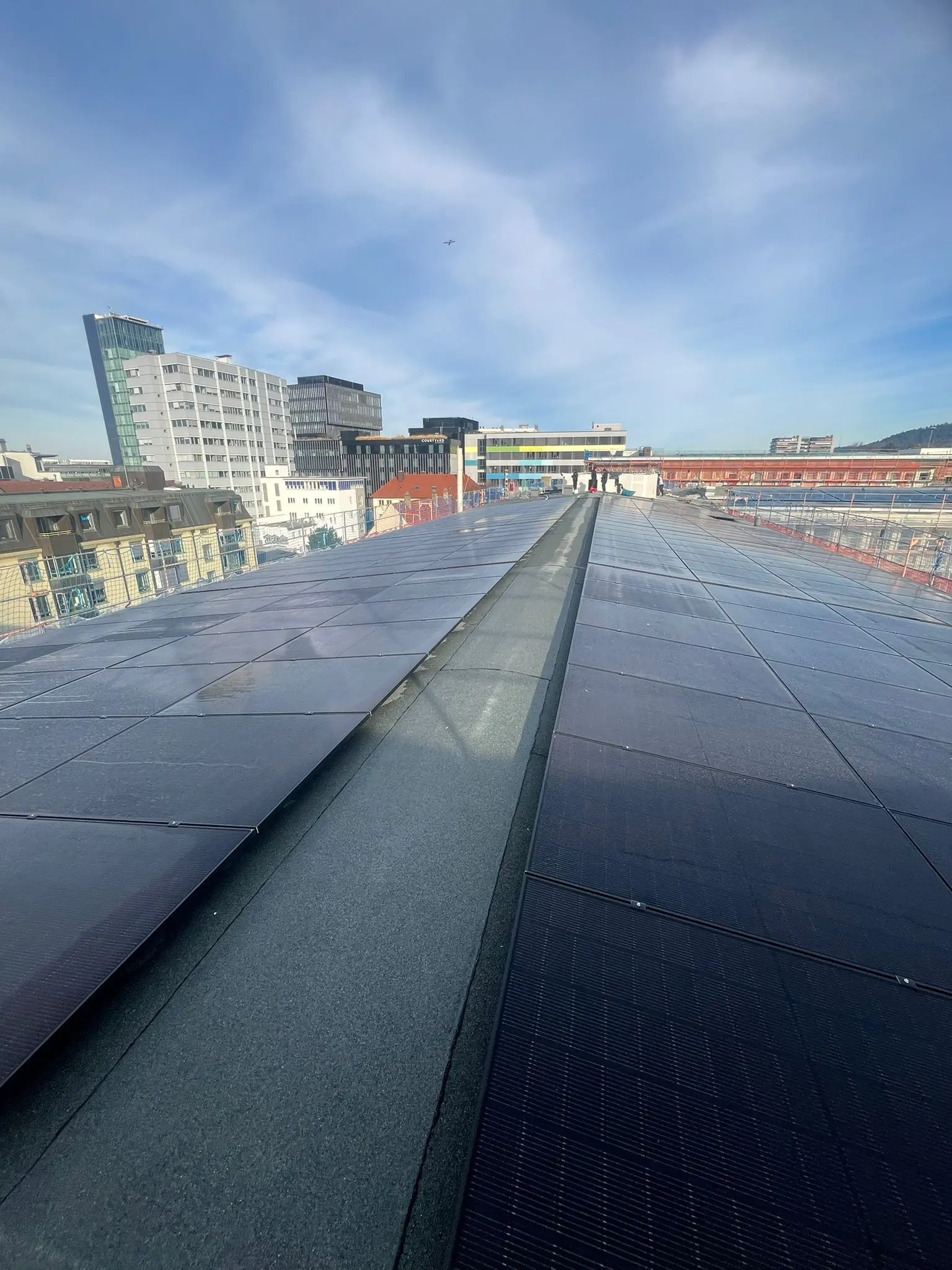 Fertiggestelltes Steildach: sauberer Abschluss und gleichmäßige Dachfläche