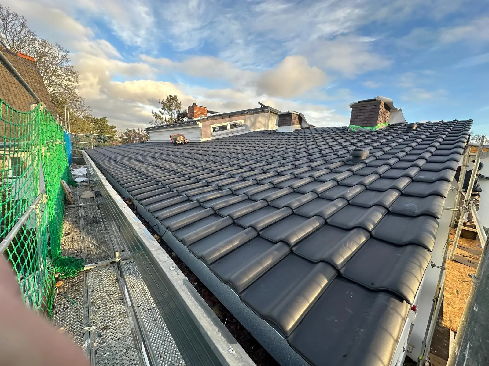 Ziegeldeckung eines Steildachs mit gleichmäßigem Deckbild