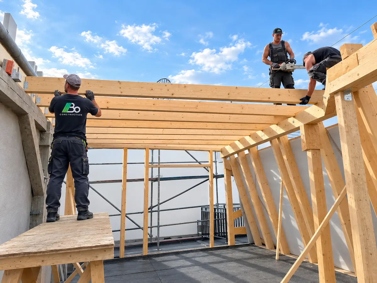 Handwerker von Bo Construction bei der Montage des Dachstuhls