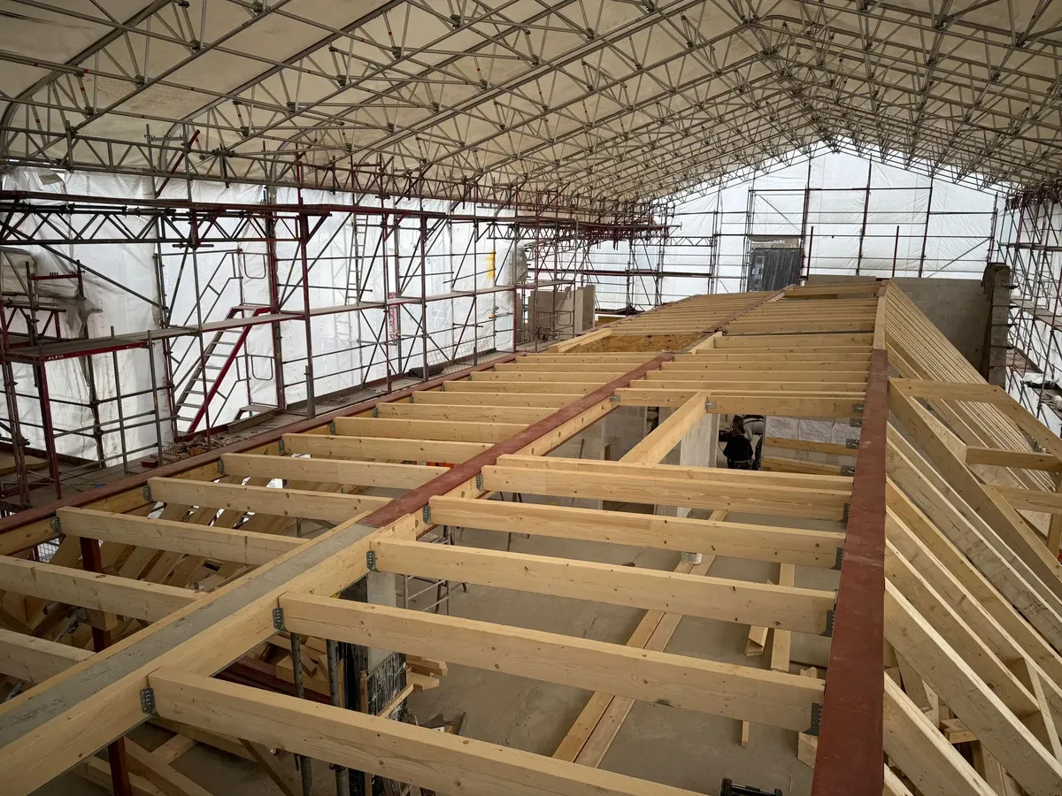Innenansicht des fertigen Dachstuhls mit Sparren in einer Gewerbehalle