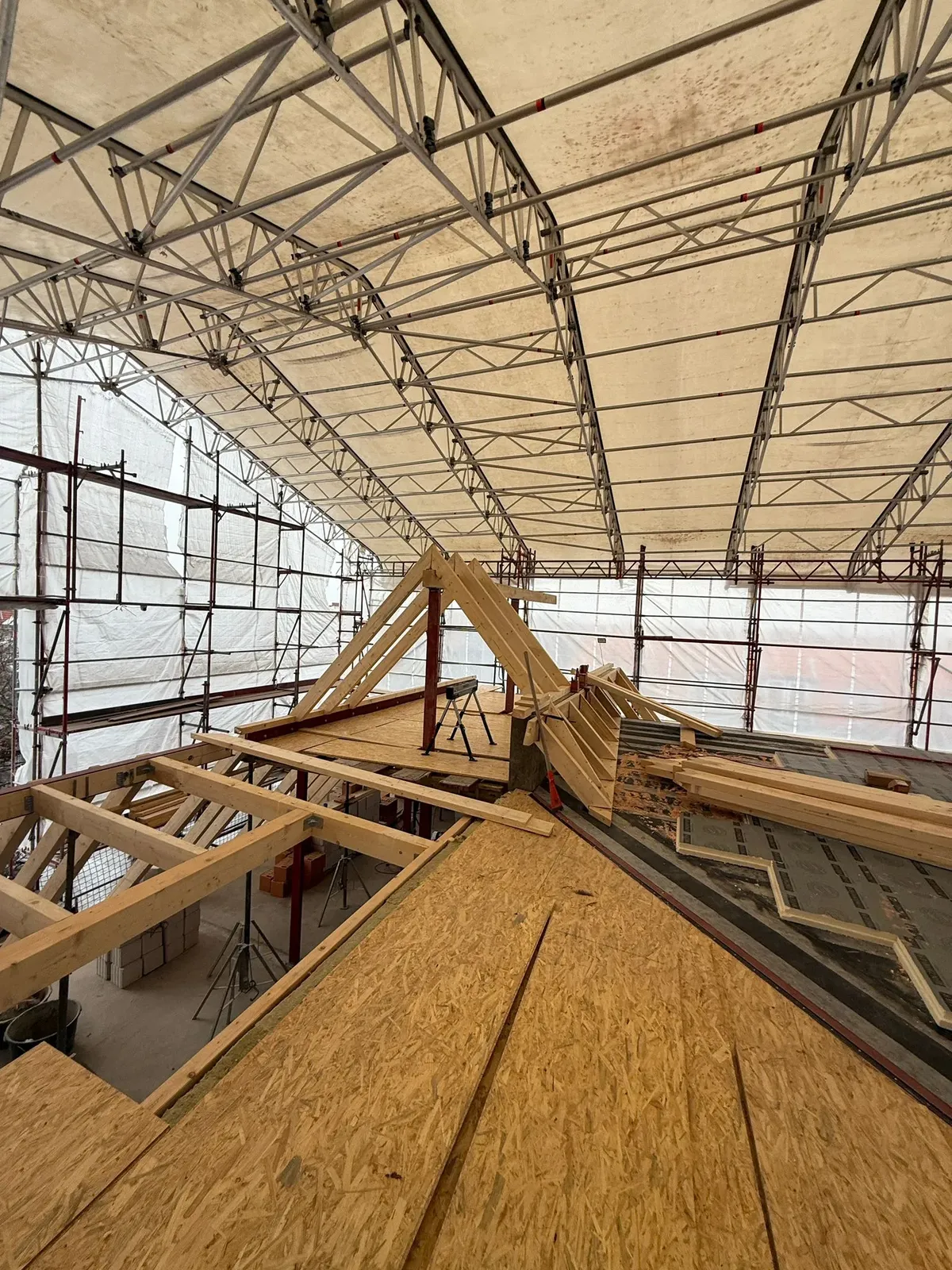 Dachkonstruktion mit OSB-Beplankung und Metallgerüst