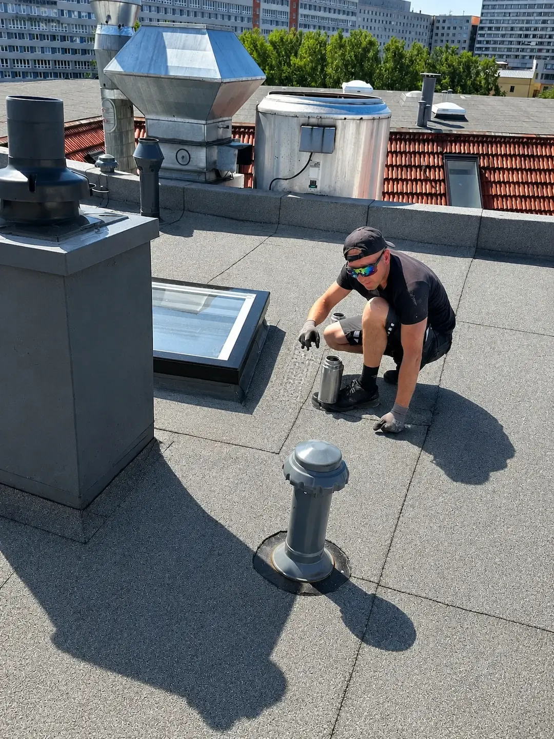 Modernes Steildach mit neuen Dachziegeln und fachgerecht ausgeführten Dachdetails