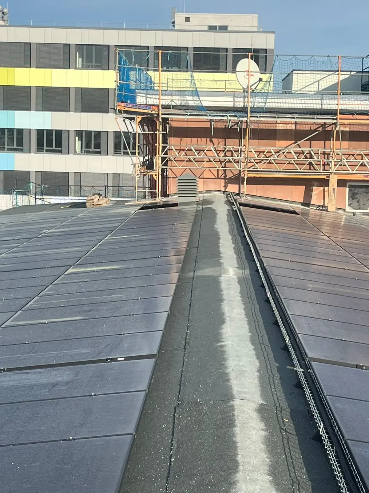 Schornstein & Abgasleitungen – Anschlussdetail einer Abgasleitung auf dem Flachdach