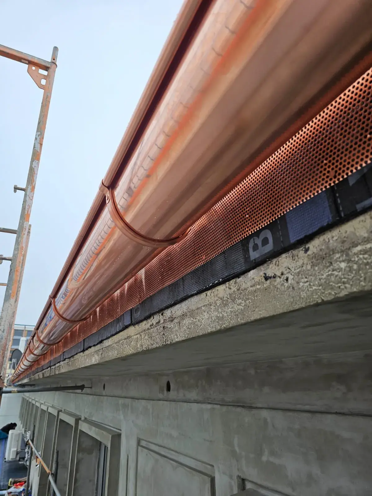 Schornstein & Abgasleitungen – Führung der Abgasleitung entlang der Attika