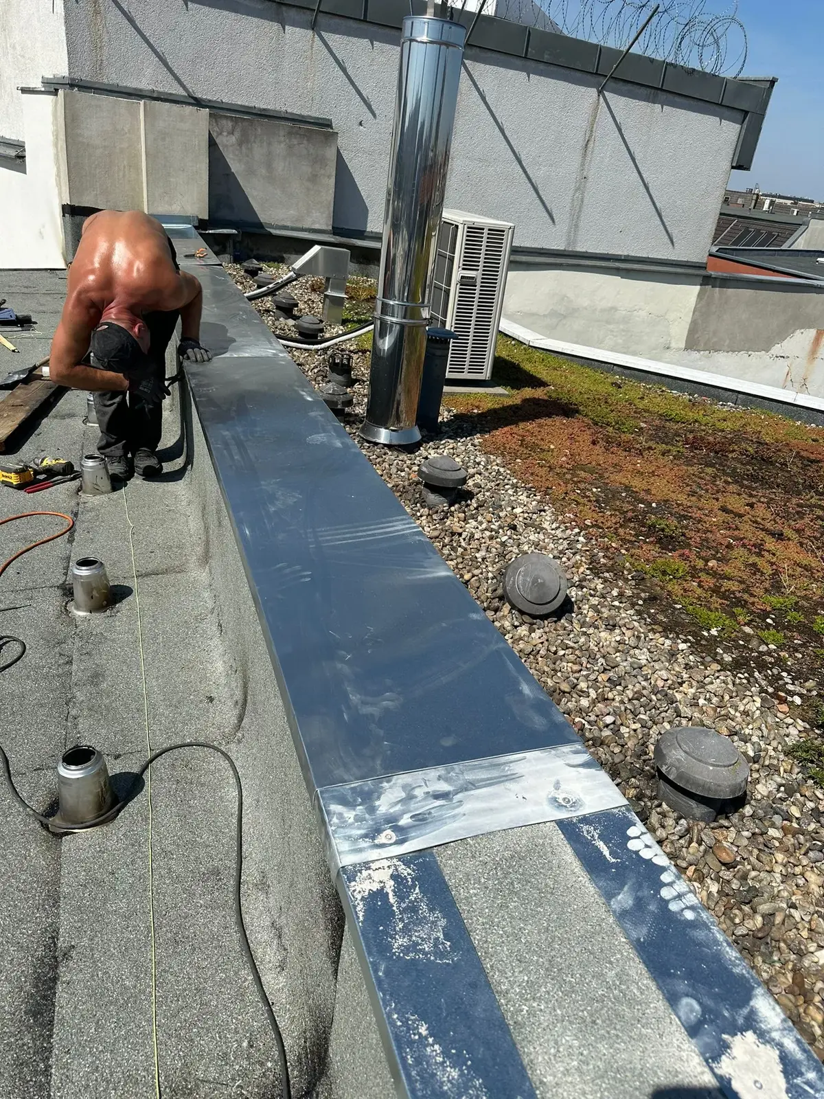 Schornstein & Abgasleitungen – Detail eines dichten Dachanschlusses an der Abgasführung