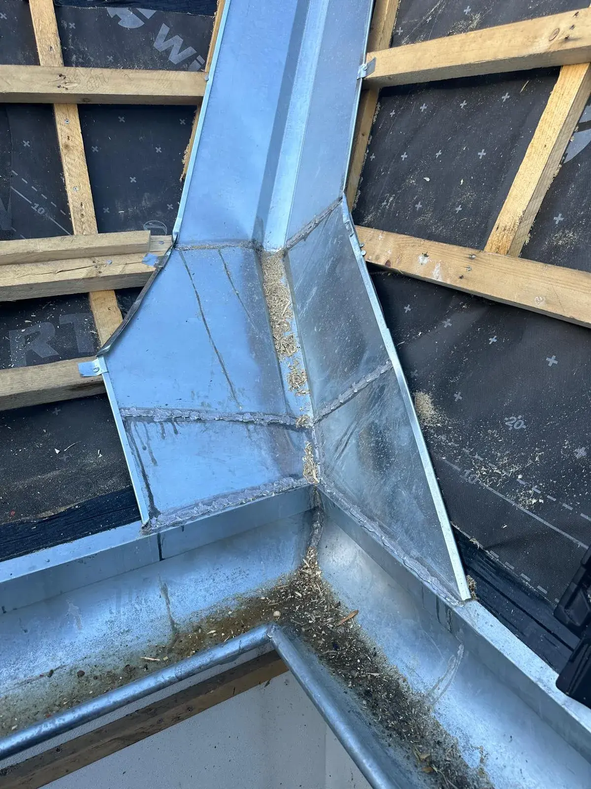 Schornstein & Abgasleitungen – Metallanschluss im Bereich einer Dachdurchdringung