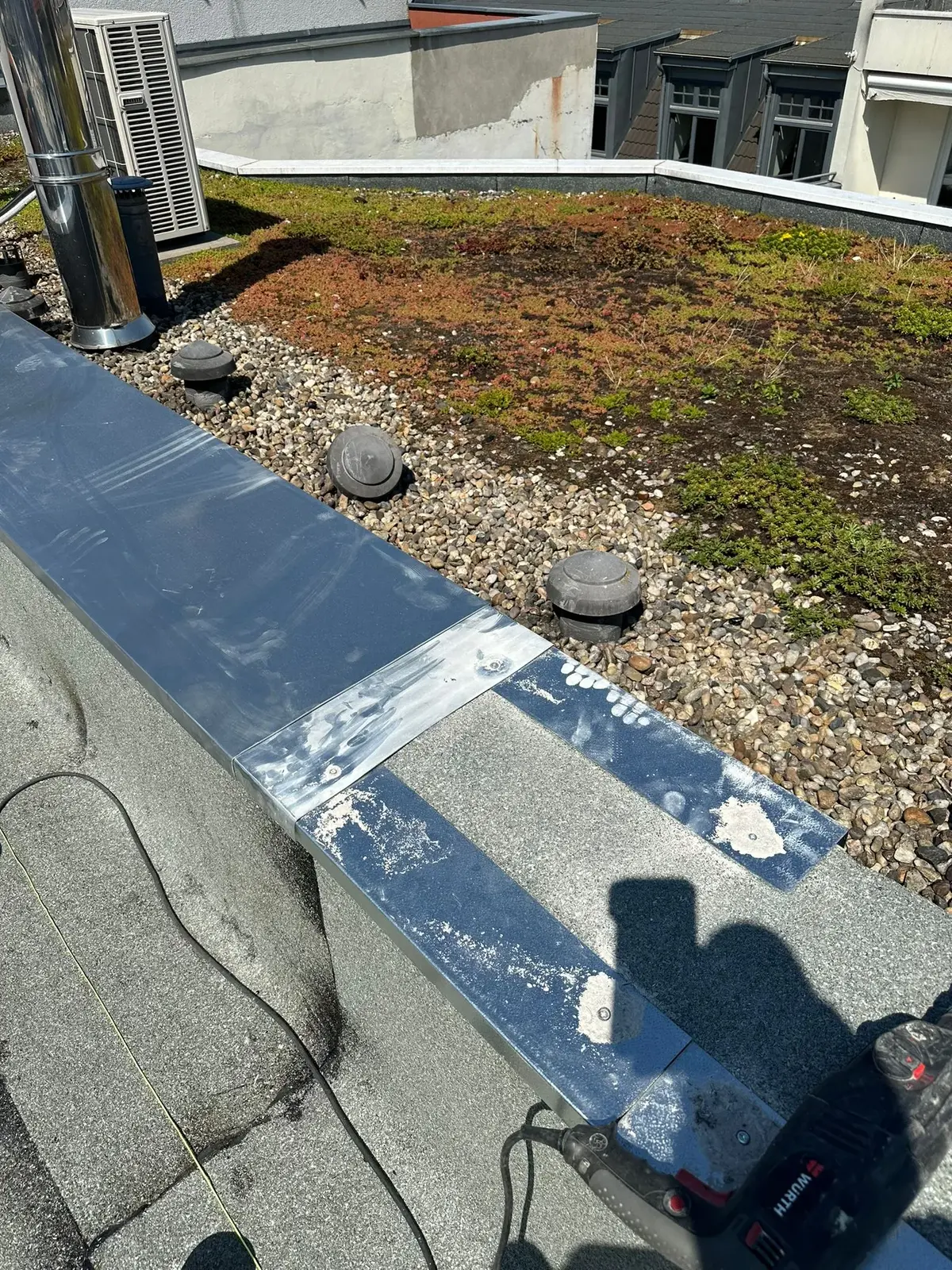 Schornstein & Abgasleitungen – Übergang Dach zur Abgasführung sauber abgedichtet