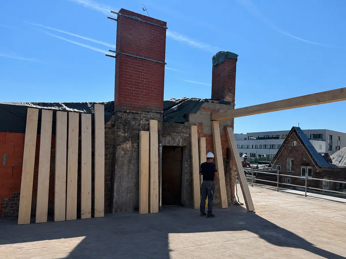 Schornsteinsanierung und Arbeiten an Abgasleitungen auf einem Flachdach in Berlin durch BO Construction.